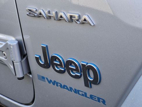 Used 2023 Jeep Wrangler Unlimited Sahara AWD/4WD image 17