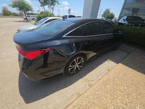Used 2019 Toyota Avalon Limited FWD image 3