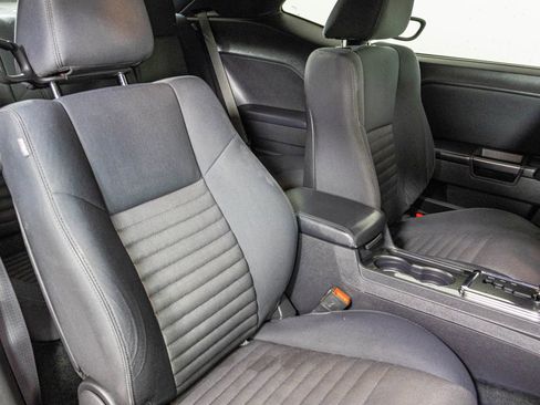 Used 2014 Dodge Challenger SXT image 33