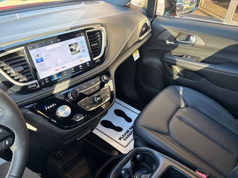 New 2026 Chrysler Pacifica Select w/ S Appearance Package image 16