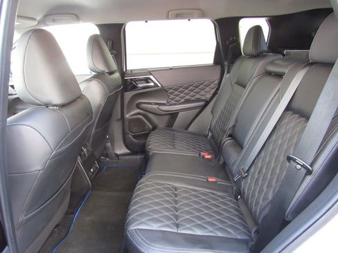 Used 2024 Mitsubishi Outlander 4WD Plug-In Hybrid image 17