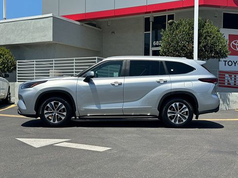 Used 2025 Toyota Highlander XLE AWD/4WD image 2