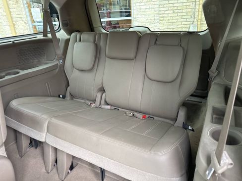 Used 2015 Chrysler Town & Country Touring FWD image 8
