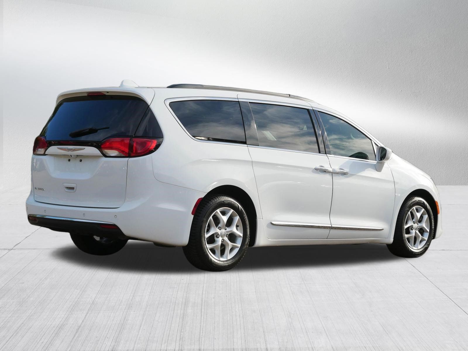 Used 2017 Chrysler Pacifica Touring-L w/ Tire & Wheel Group FWD image 7