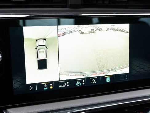 Used 2023 GMC Sierra 1500 AT4 w/ Technology Package AWD/4WD image 4
