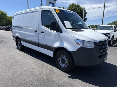 Used 2025 Mercedes-Benz Sprinter 2500 image 2