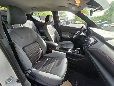 Used 2024 Nissan Kicks SR w/ SR Premium Package FWD image 17