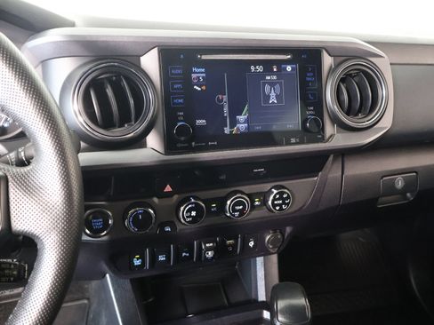 Used 2018 Toyota Tacoma TRD Off-Road w/ Technology Package AWD/4WD image 5