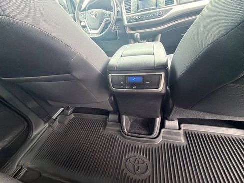 Used 2019 Toyota Highlander LE AWD/4WD image 37