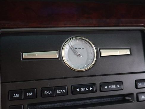 Used 2005 Lincoln Town Car Signature image 20