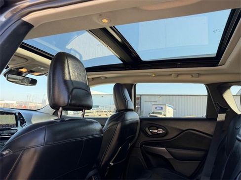 Used 2019 Jeep Cherokee Overland w/ Technology Group image 9