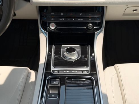Used 2016 Jaguar XF Premium RWD image 27