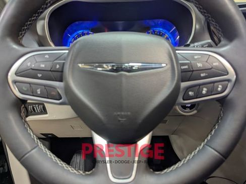 Used 2024 Chrysler Pacifica Touring-L image 15