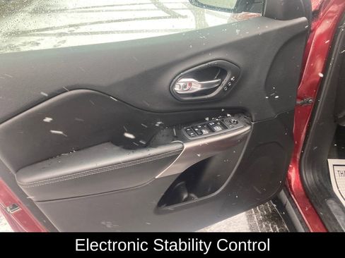 Used 2019 Jeep Cherokee Limited image 13