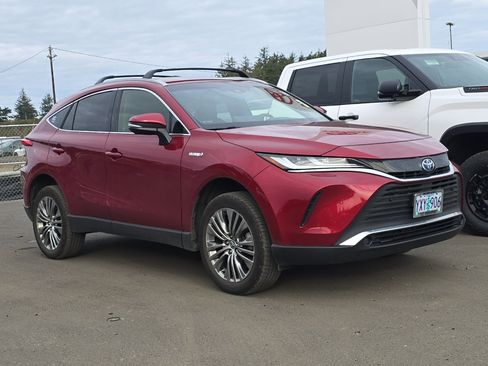 Used 2021 Toyota Venza image 2