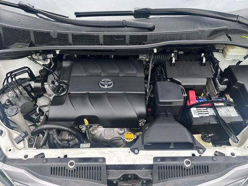 Used 2015 Toyota Sienna XLE w/ XLE Navigation Package FWD image 39