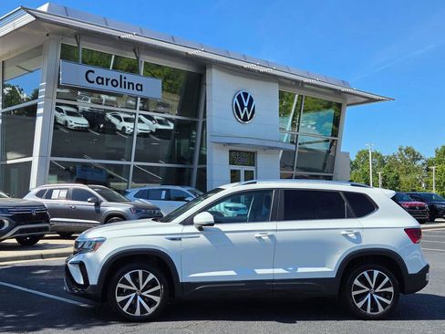 Used 2023 Volkswagen Taos SE w/ Panoramic Sunroof Package FWD image 2