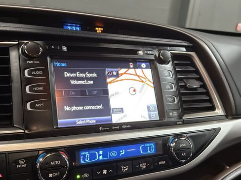 Used 2019 Toyota Highlander XLE AWD/4WD image 15