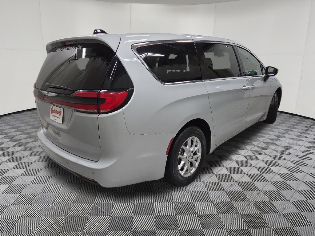 Used 2023 Chrysler Pacifica Touring-L FWD image 4