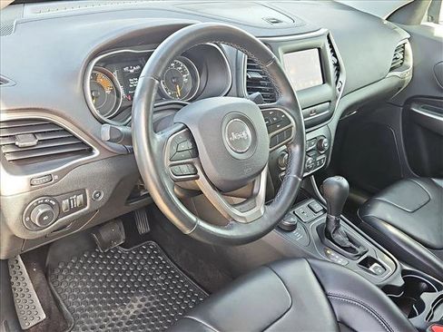 Used 2019 Jeep Cherokee Latitude Plus w/ Comfort/Convenience Group image 10