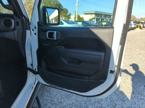 Used 2023 Jeep Gladiator Sport image 32