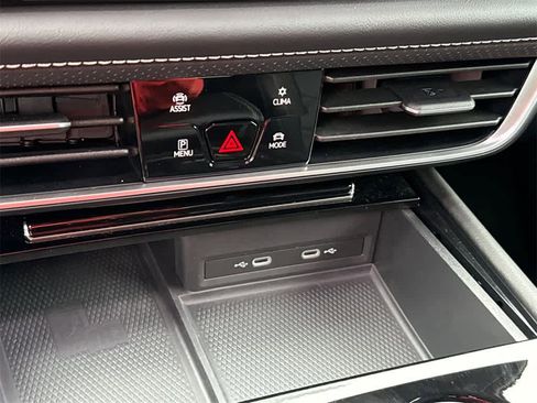 Used 2024 Volkswagen Atlas SE image 31