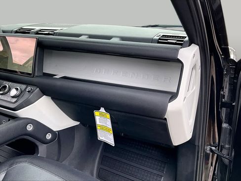Used 2022 Land Rover Defender 110 X-Dynamic SE AWD/4WD image 16