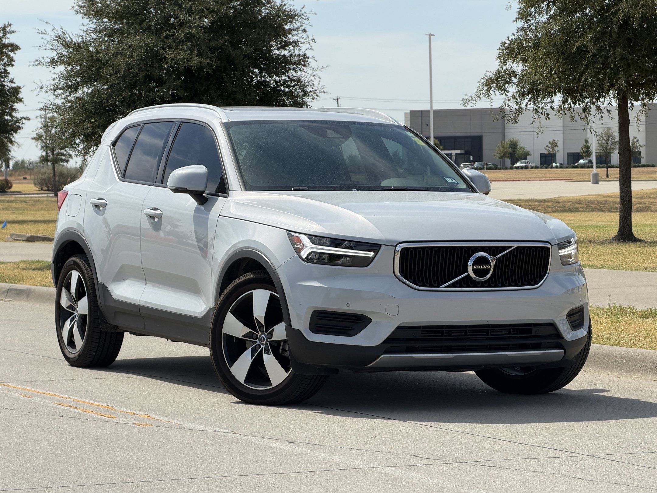 Used 2020 Volvo XC40 T5 Momentum w/ Protection Package Premier AWD/4WD image 1