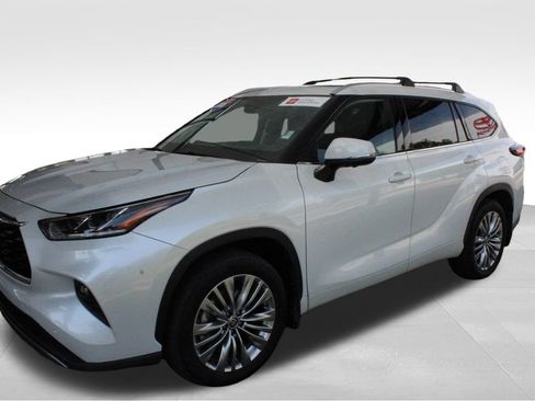 Certified 2026 Toyota Highlander Platinum AWD/4WD image 13