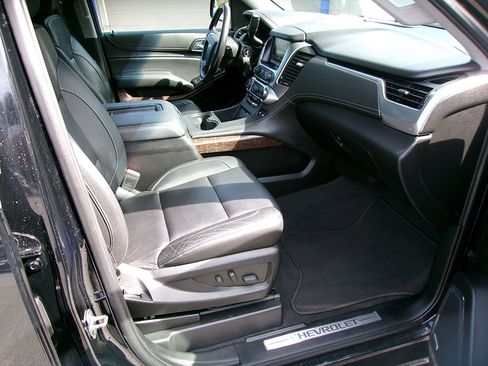 Used 2019 Chevrolet Suburban LT image 10