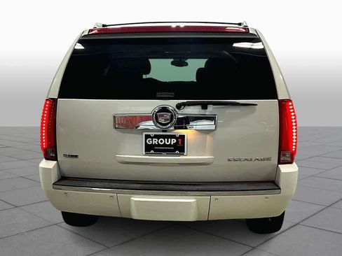 Used 2011 Cadillac Escalade Premium image 5