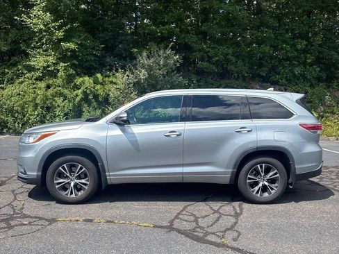 Used 2016 Toyota Highlander XLE AWD/4WD image 3