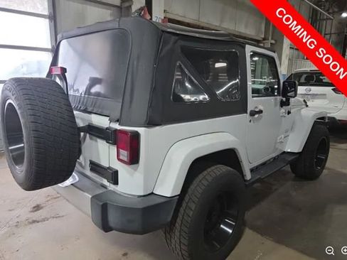 Used 2017 Jeep Wrangler Sahara w/ Connectivity Group AWD/4WD image 3