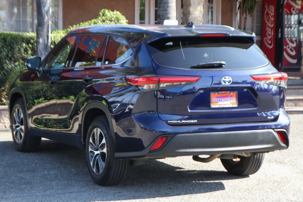 Used 2022 Toyota Highlander XLE FWD image 6