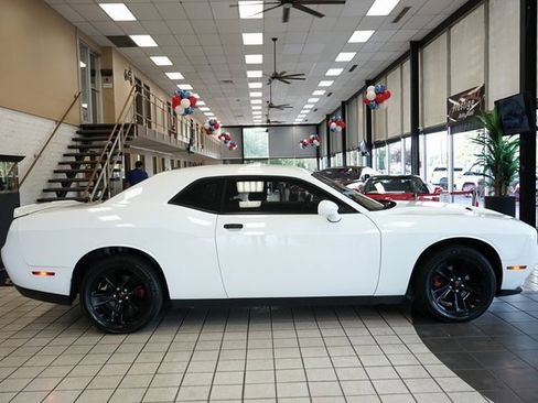 Used 2019 Dodge Challenger SXT image 15
