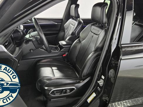 Used 2022 Jeep Grand Cherokee Overland w/ Luxury Tech Group IV AWD/4WD image 28