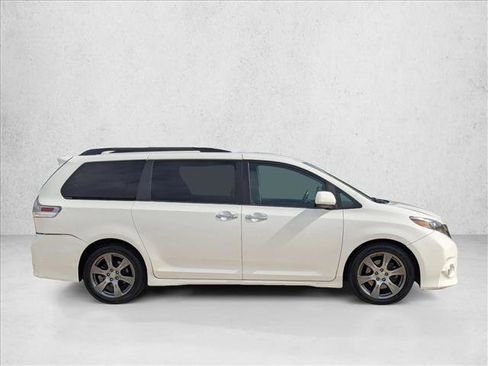 Used 2017 Toyota Sienna SE image 4