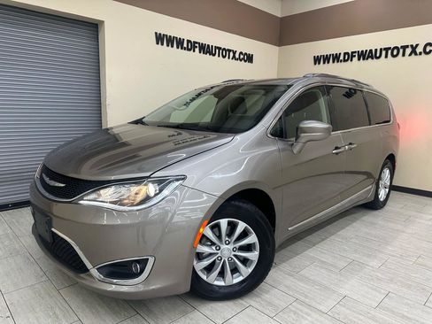 Used 2018 Chrysler Pacifica Touring-L Plus FWD image 1