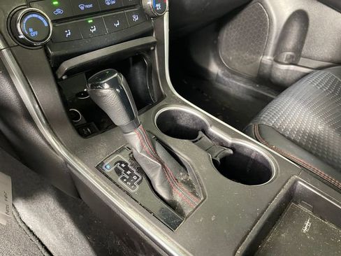 Used 2015 Toyota Camry SE FWD image 9