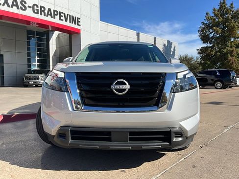 Used 2025 Nissan Pathfinder SV image 4