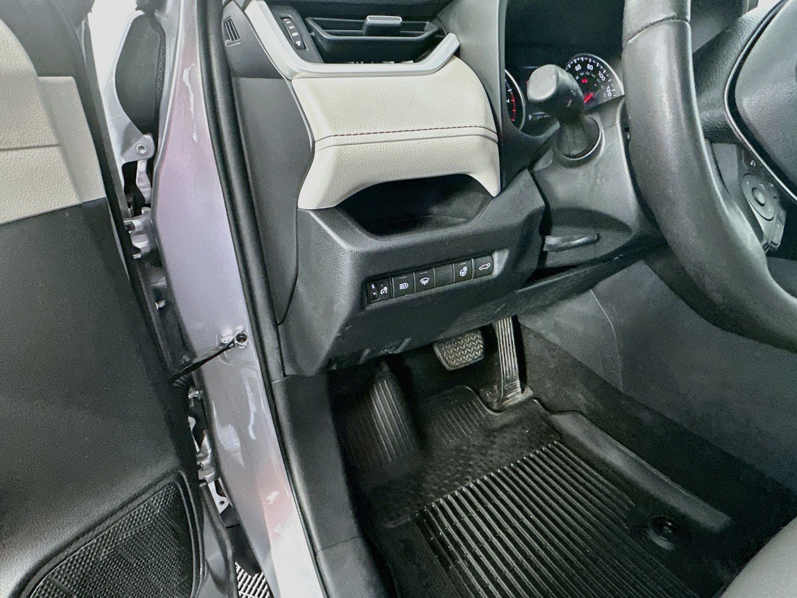 Used 2021 Toyota RAV4 XLE Premium AWD/4WD image 10