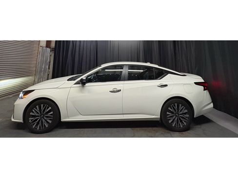 Used 2025 Nissan Altima 2.5 SV FWD image 8