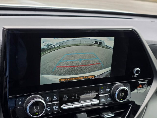 Used 2025 Toyota Highlander XLE FWD image 17