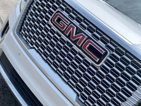 Used 2022 GMC Yukon XL Denali AWD/4WD image 39