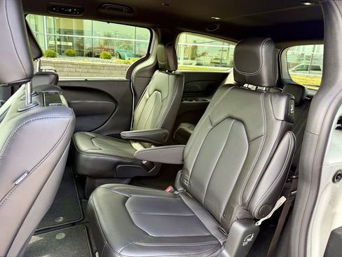 Used 2026 Chrysler Pacifica Select image 11