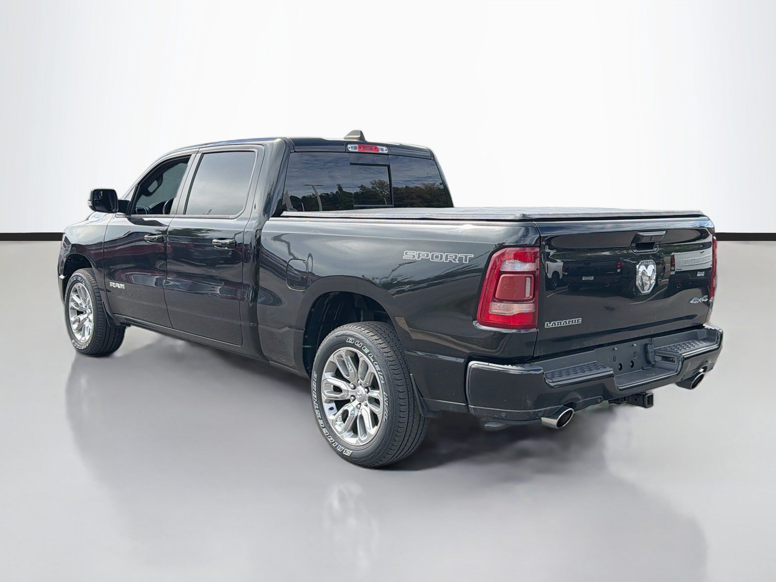 Used 2023 RAM 1500 Laramie AWD/4WD image 7