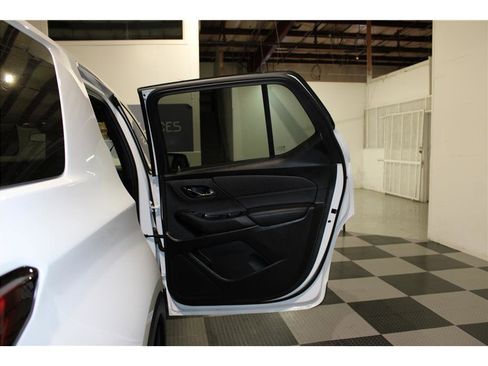 Used 2022 Chevrolet Traverse LT image 25