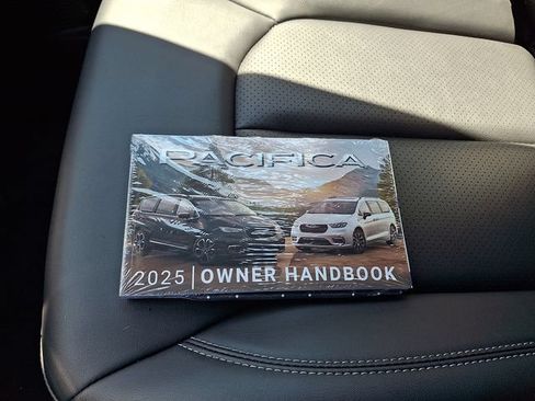 Used 2025 Chrysler Pacifica Select FWD image 26