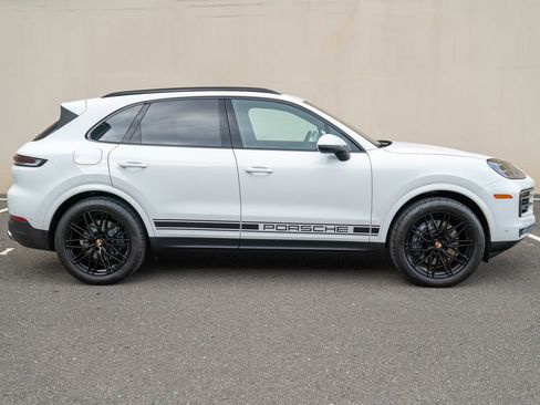 Used 2025 Porsche Cayenne image 8