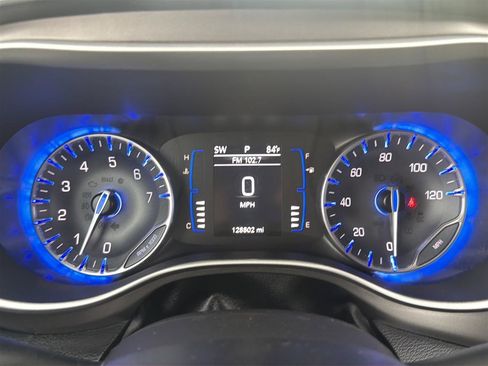 Used 2020 Chrysler Pacifica Touring-L FWD image 25